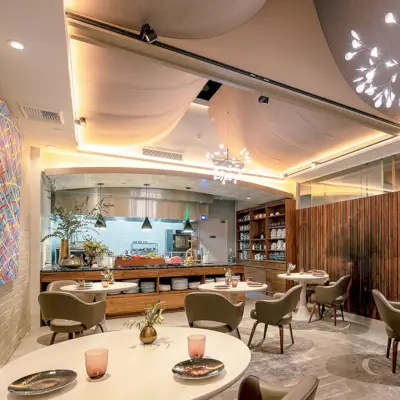 valoisa ja ilmava avoin ravintola