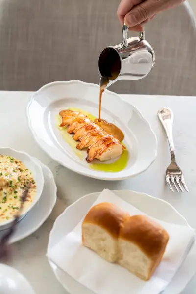 lautanen, jossa kastiketta kaadetaan