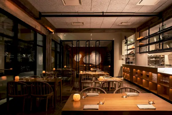 sisustus puisilla pöydillä