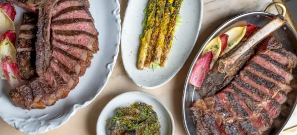 yläpuolella lihalautasia