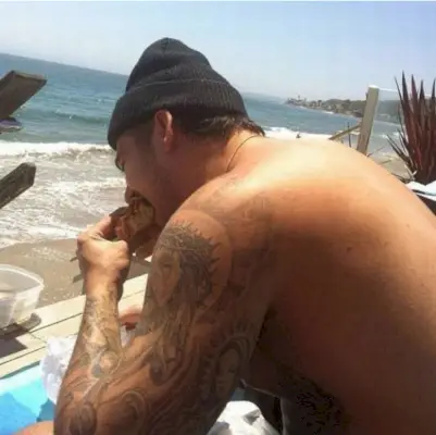 Rob jakoi tämän yläosattoman kuvan itsestään Instagramissa ja asetti sen profiilikuvakseen