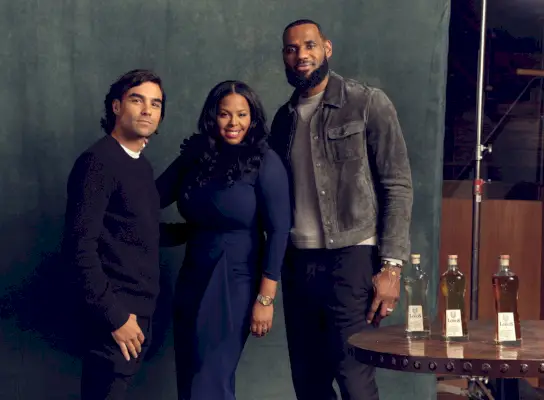 Lebron poseerasi tequillapullojen vieressä