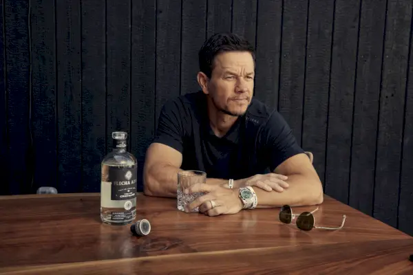 Mark Wahlberg tequillapullollaan.