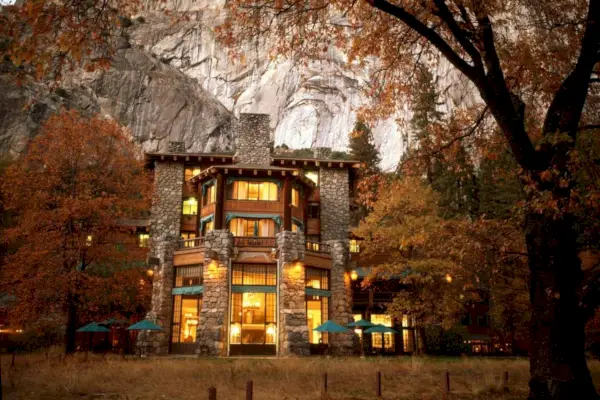 Kuva: The Ahwahnee -hotellin hotellin ulkokuori, Yosemite.