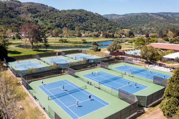 Utsikt över gröna berg