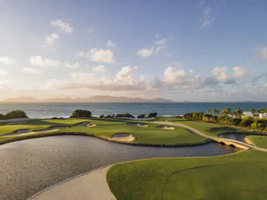 golfkenttä auringonlaskun aikaan anguillassa