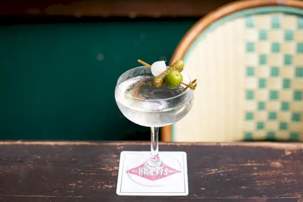 Suolakurkku martini lasinalusella lukemassa