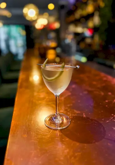 Pickletini ruskealla bartopilla.