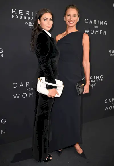 Imatge: Christy Turlington i la filla Grace Burns assistint al --30--2023, el sopar Caring For Women de la Fundació Kering.