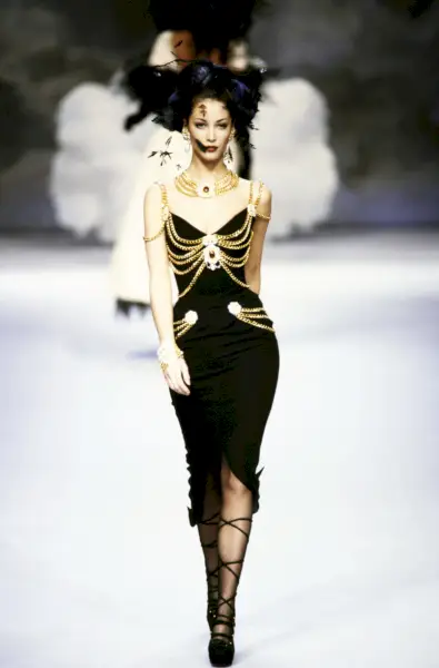 Imatge: Christy Turlington a la passarel·la de Chanel el 1992.