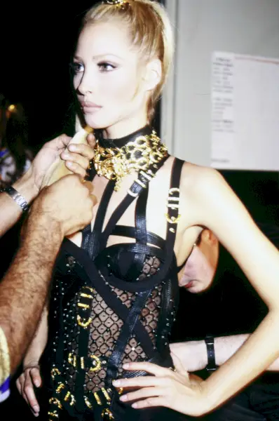 Imatge: Christy Turlington entre bastidors de l'espectacle de Versace de 1992.