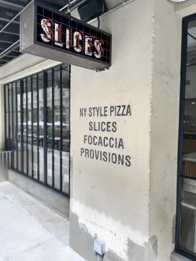 cartello che legge fette di pizza in stile ny focaccio disposizioni fuori dal ristorante