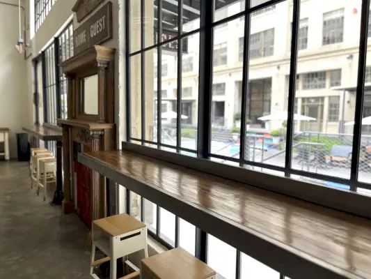 bar e tavoli in legno all'interno del ristorante