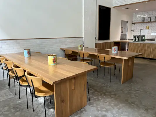 tavoli in legno all'interno del ristorante