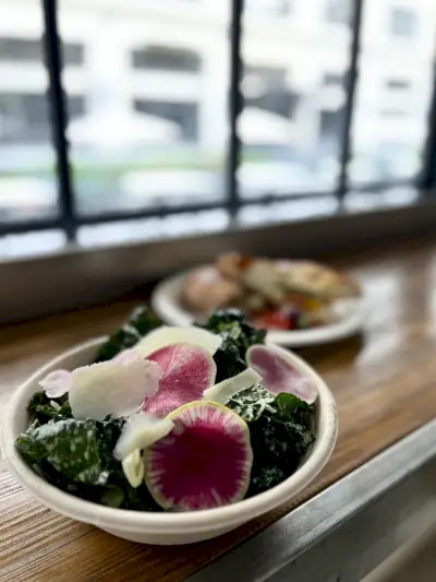 insalata sul piano di lavoro