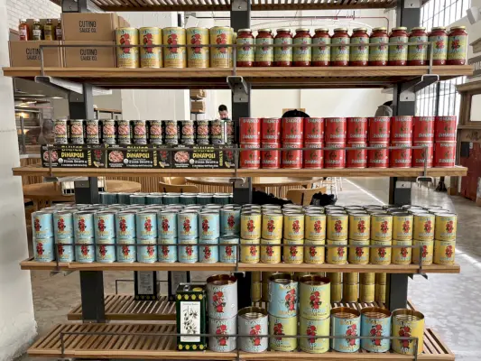 vasetti di salsa di pomodoro sul ripiano in legno