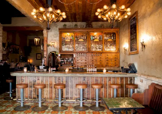 vintage-tyylinen baari puisilla yksityiskohdilla