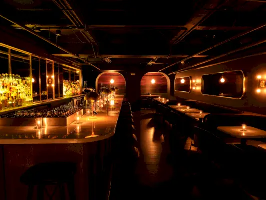 baarin kynttilän valaistu baari