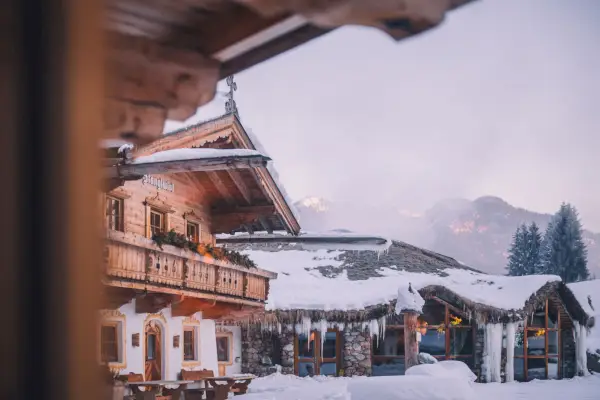 Kuva: Stanglwirtin ulkopuoli talvella.