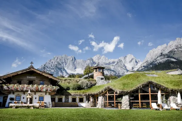 Kuva: Stanglwirtin ulkopuoli.