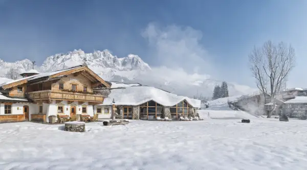 Kuva: Stanglwirtin ulkopuoli. talvella.