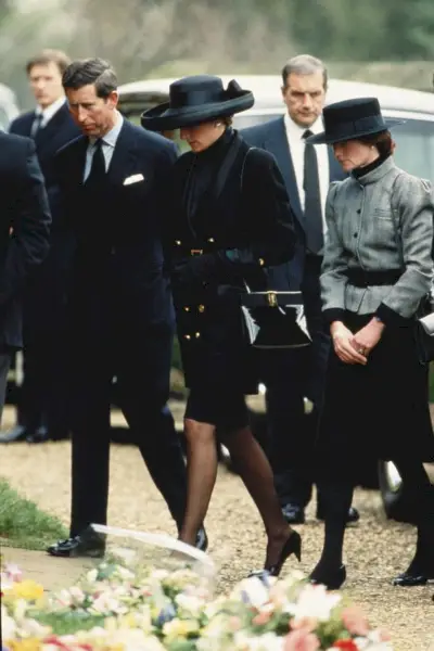 Lady Sarah avbildades tillsammans med prinsen och prinsessan av Wales vid sin fars begravning