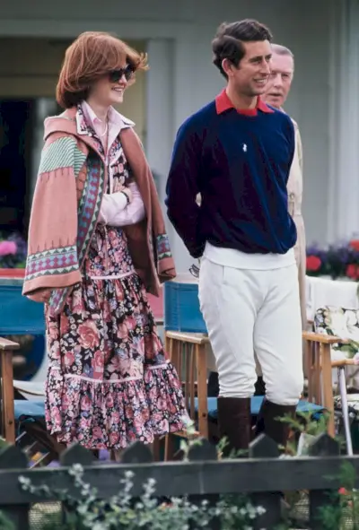 Lady Sarah Spencer och prinsen av Wales var på bild vid en polomatch tillsammans