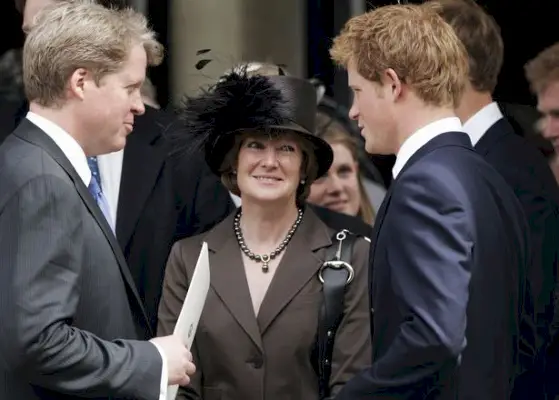 Prins Harry avbildades med sin moster, Lady Sarah och farbror, Earl Spencer, vid 10-årsjubileumsminnesgudstjänsten för Diana, prinsessan av Wales