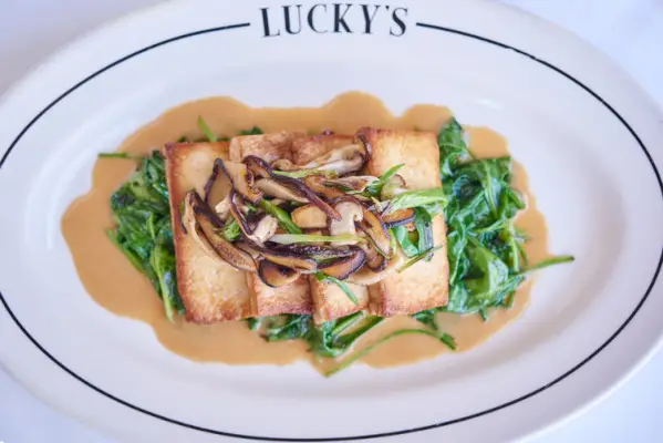 Zbliżenie, ujęcie z góry fantazyjnie platerowanego naczynia na białym talerzu z napisem