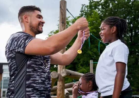 Louis Smith ha collaborato con Tu per aiutare i genitori a capire perché l'uniforme di Tu ottiene l'oro per la resistenza ai 'The Ultimate Playground Games