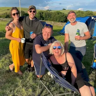 Z mediów społecznościowych wynika, że ​​Gareth jest bardzo blisko swoich kolegów z obsady Corrie