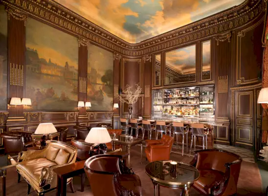 Elegancki bar z obrazami