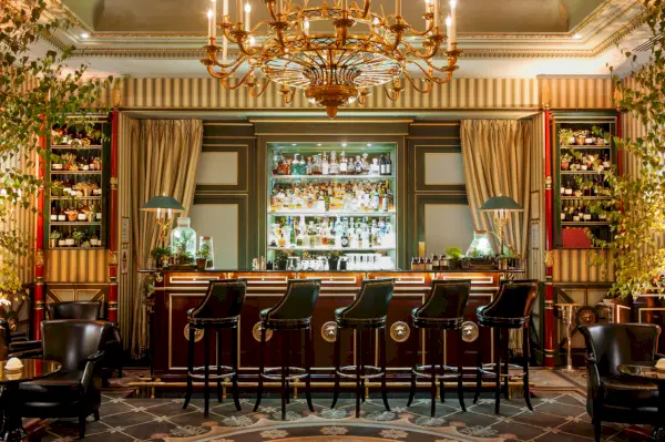 długi bar z ozdobną dekoracją