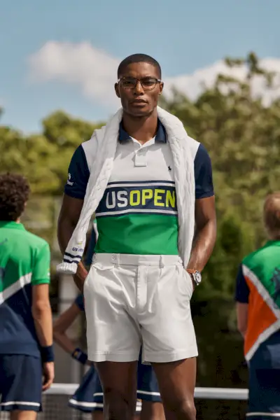 uomo che ci indossa un abito aperto