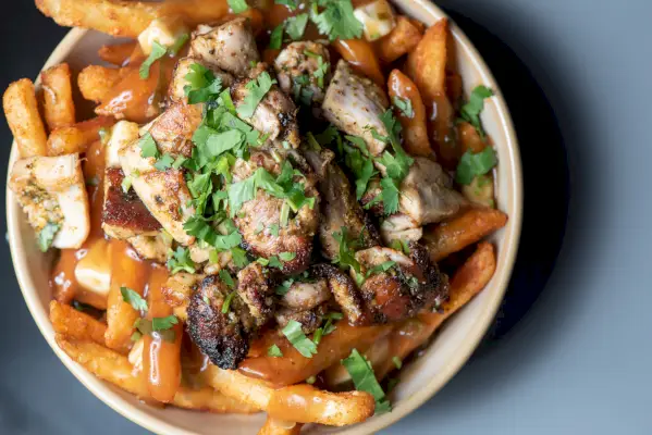 Kurczak Tikka Poutine od Badmaash