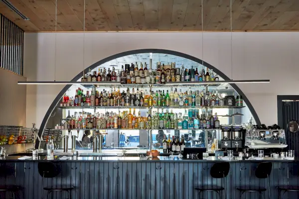 Bar z wieloma półkami z napojami.