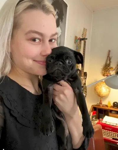 Phoebe és la propietària d'una màquina d'escriure vibrant