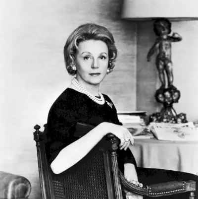 porträtt av Eleanor Lambert, iklädd en svart dressing och pärlor