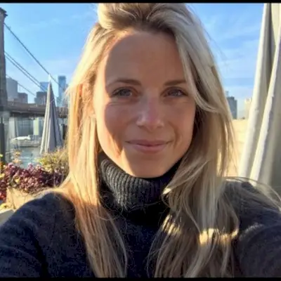 Victoria jest obecnie psychoterapeutką humanistyczną