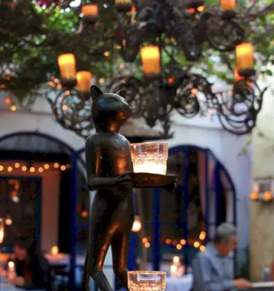 Immagine: zona pranzo all'aperto di The Little Door, Los Angeles.