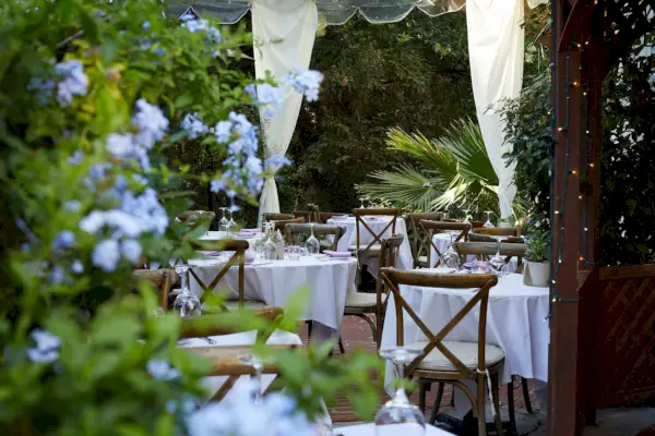 Immagine: sala da pranzo all'aperto presso l'Inn of the Seventh Ray, Los Angeles.