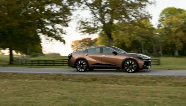 2024 Toyota Crown & Mazda CX-90 Auto Review: Onko jokainen auto nyt luksusauto?