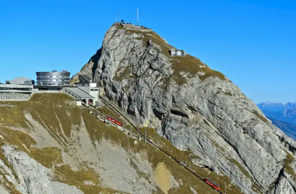 Sveitsi: Pilatus-vuoren huippu, hammasrautatie ja Pilatus Bellevue Hotel, Luzernin alueella (kuva: Andia/Universal Images Group Getty Imagesin kautta)