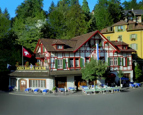 kodikkaan sveitsiläisen talon ulkoa