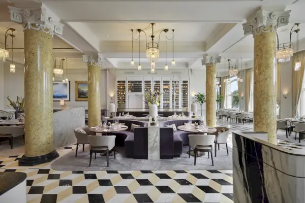 sisätilojen tarkastettu lattia ja pylväät ravintola