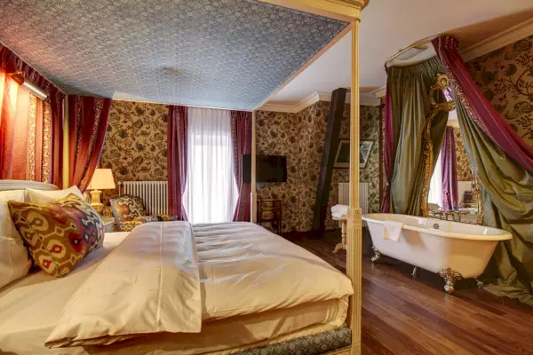 barokkityylinen hotellin makuuhuone ja kylpyhuone