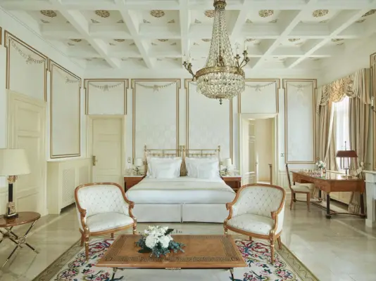 kasukatto hotellin makuuhuone ja olohuone