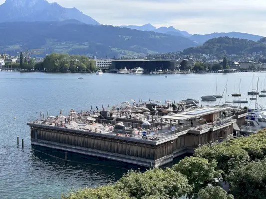 järven yläpuolella vuorilla