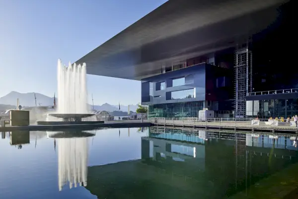 museon ulkopinta vesielementillä