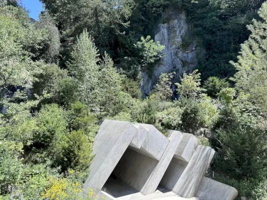 kalliomuodostelman ulkopuolelta